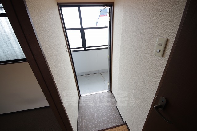 近鉄けいはんな線 荒本駅 徒歩16分 3階建 築29年の玄関写真