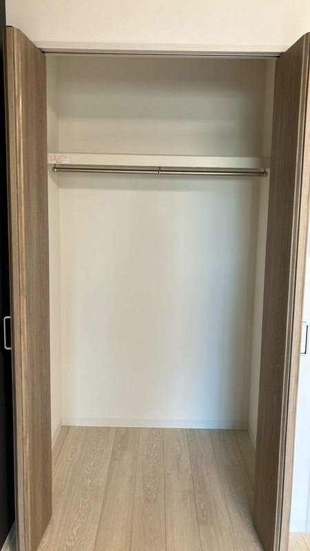 収納　※同建物の別のお部屋の写真です。