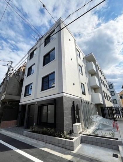 建物外観　鉄筋コンクリート造のがっちりとした建物。