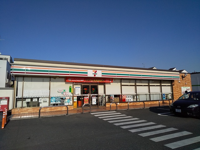 コンビニ　セブンイレブン足立東伊興１丁目店（コンビニ）まで300m