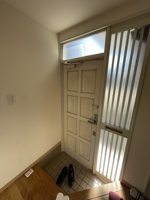 戸建 4LDK Oの玄関写真