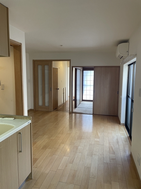 戸建 4LDK Oの居間写真