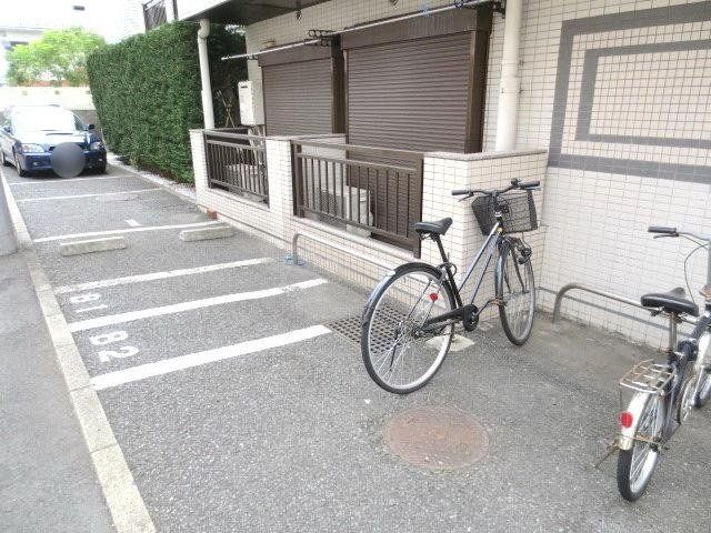 駐車場　自転車置き場です☆