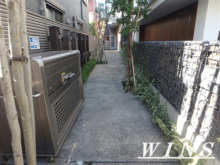 小田急線 下北沢駅 徒歩8分 3階建 築14年の外観写真