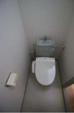 トイレ　温水洗浄便座付きです！