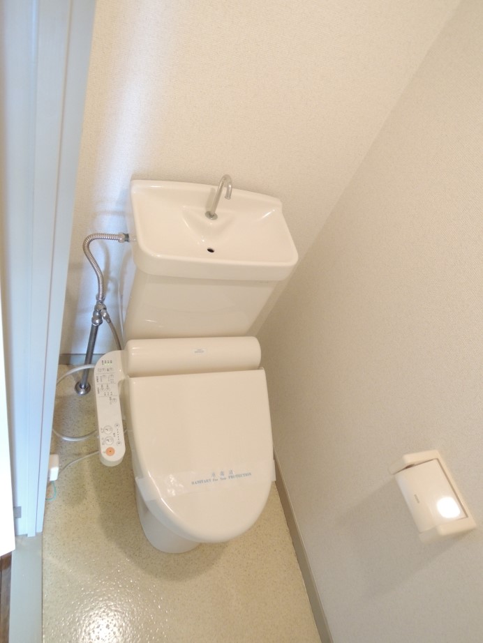 小田急線 登戸駅 徒歩7分 4階建 築34年のトイレ写真