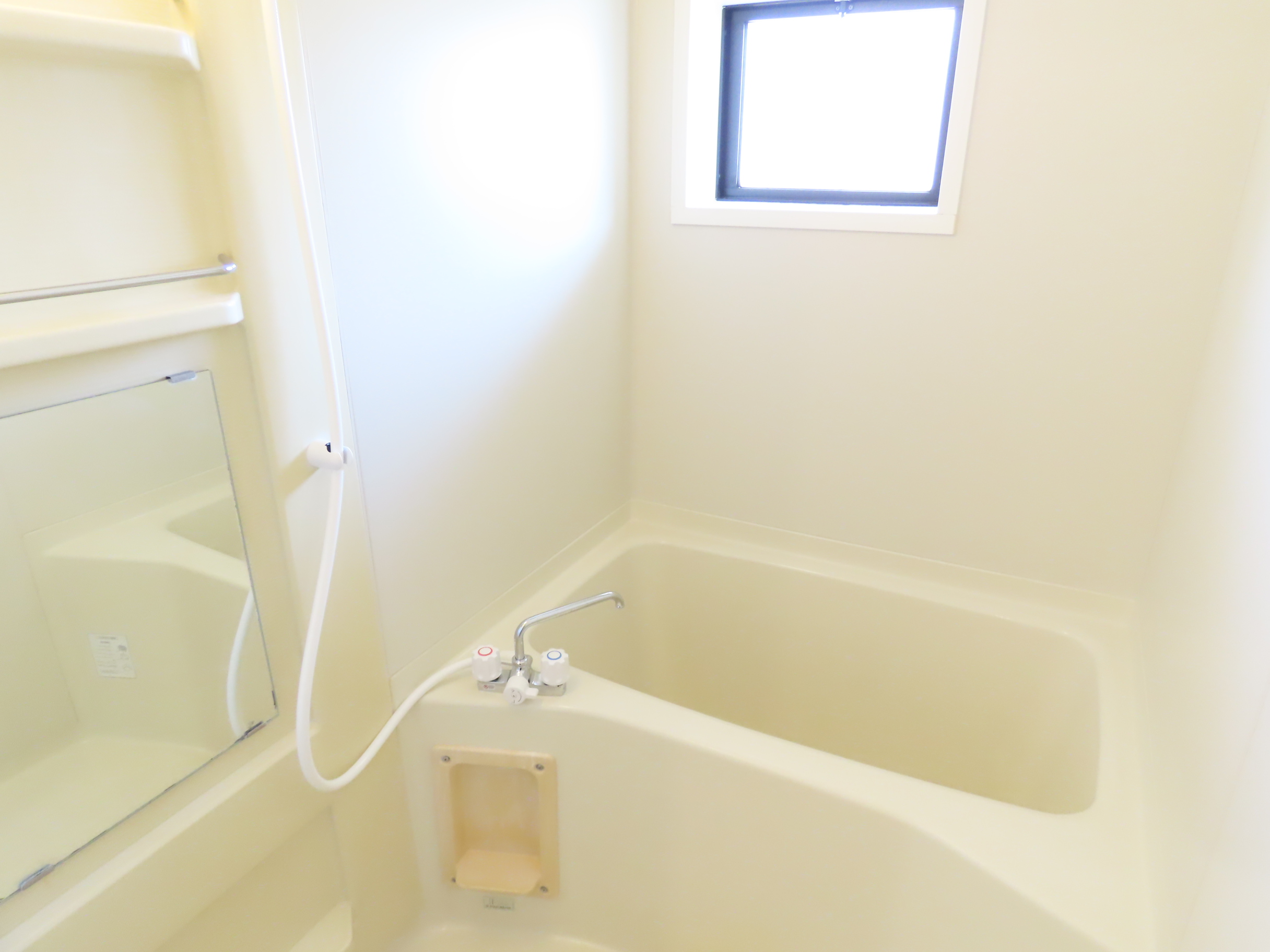 バス・シャワールーム　※写真は反転間取りのお部屋です