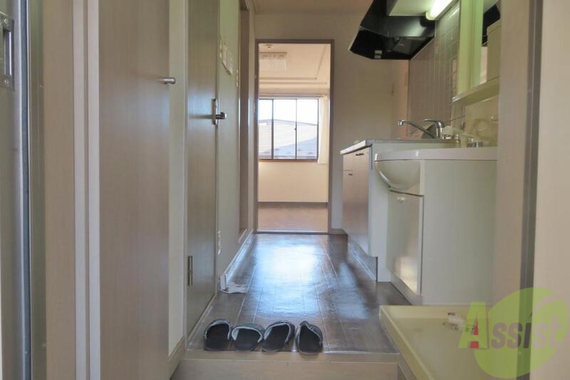 玄関　玄関をあけるとこんな感じ、しきりもあるので部屋が見えません。