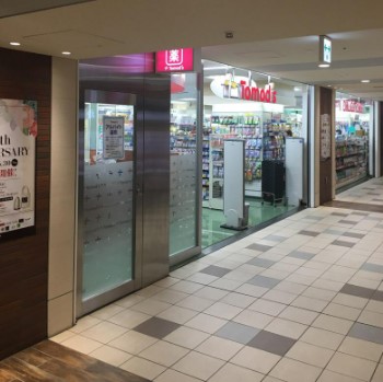 ドラックストア　トモズアコルデ代々木上原店（ドラッグストア）まで633m