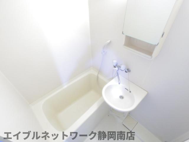 バス・シャワールーム　コンパクトで使いやすいお風呂です