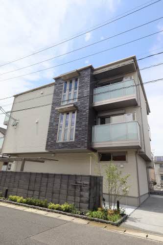 【岡山市南区当新田のマンションの建物外観】