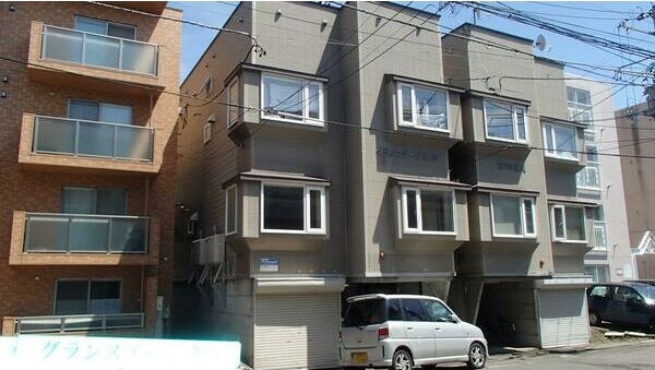 札幌市南区澄川三条のアパートの建物外観