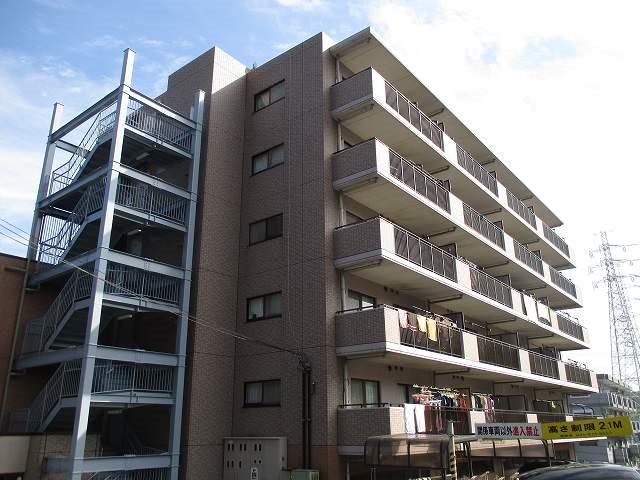 横浜市戸塚区戸塚町のマンションの建物外観