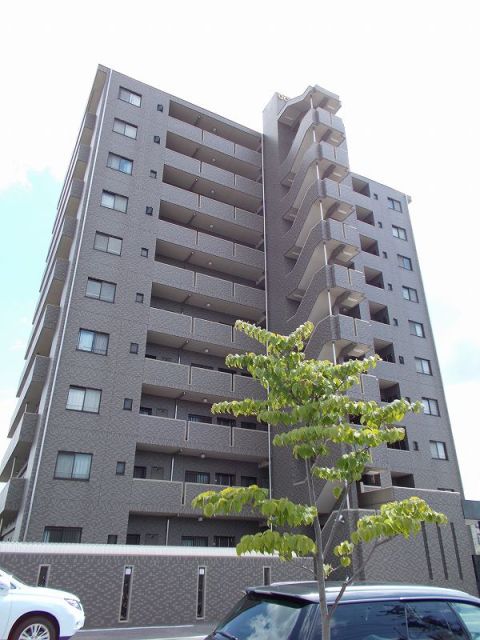 岐阜市茜部菱野のマンションの建物外観