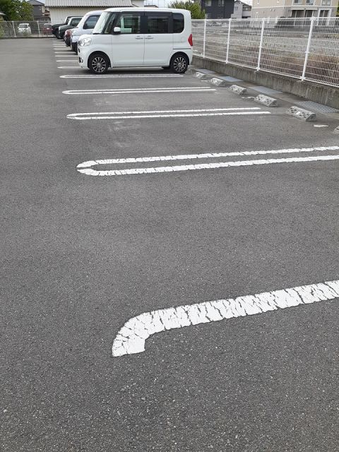 【ホワイトローズＢの駐車場】