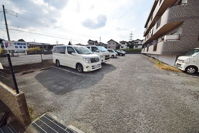 【狭山市狭山台のマンションの駐車場】