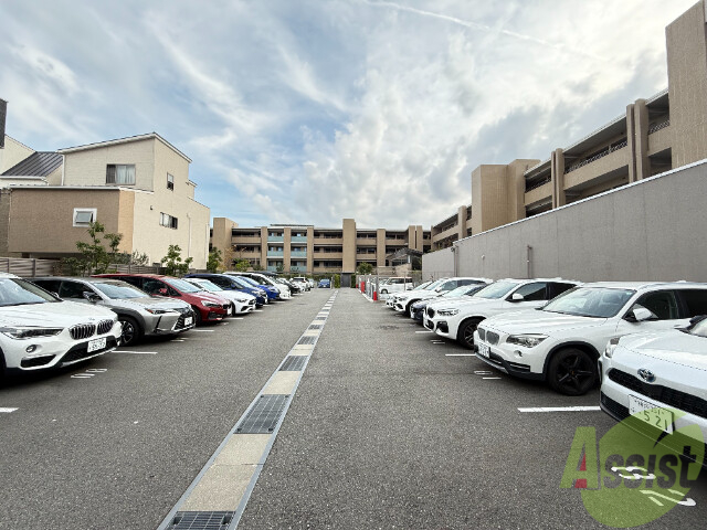 【西宮市千歳町のマンションの駐車場】