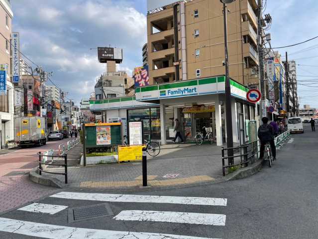 コンビニ　ファミリーマート南林間駅前店（コンビニ）まで1026m