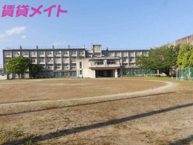 中学校　津市立東橋内中学校（中学校）まで638m