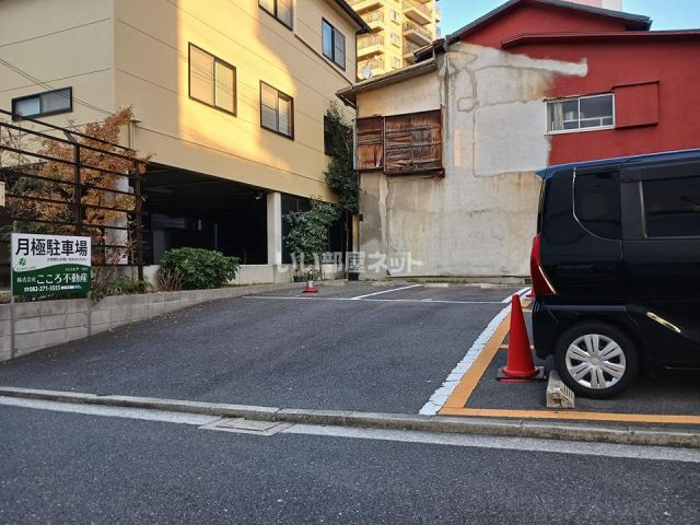 【広島市南区宇品海岸のマンションの駐車場】