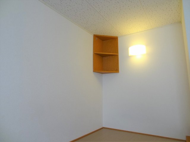 収納　ベッド上　ライト