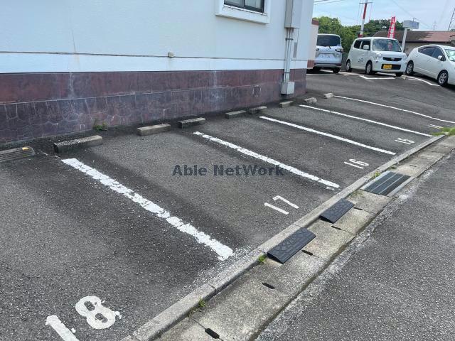 【大村市溝陸町のマンションの駐車場】