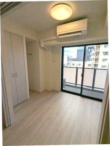 その他設備　洋室にエアコン・照明付き