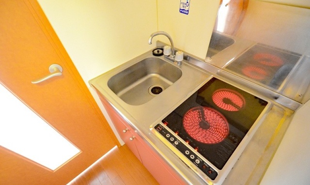 キッチン　写真は別号室のものです。