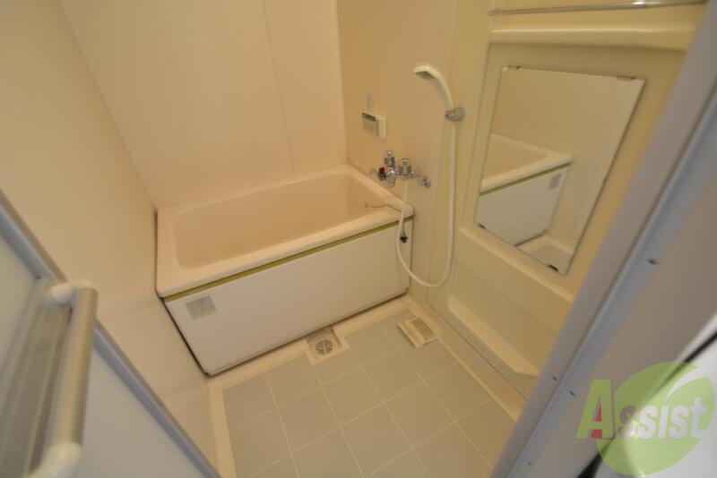 バス・シャワールーム　真っ白浴室鏡付きですよ