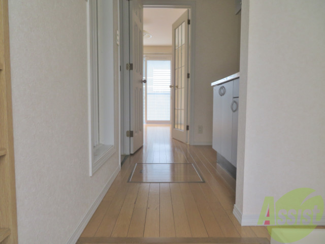 玄関　玄関からはキッチン周りが確認出来ますねー