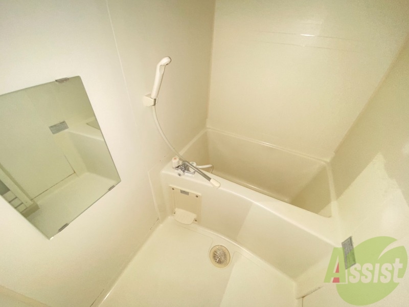 バス・シャワールーム　こちらは浴室になります。一日の疲れを癒せそうです。