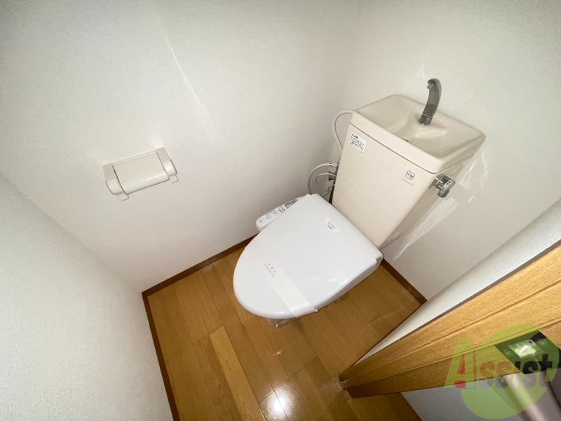 トイレ　こちらはトイレになります。ウォシュレット付きは嬉しですね。