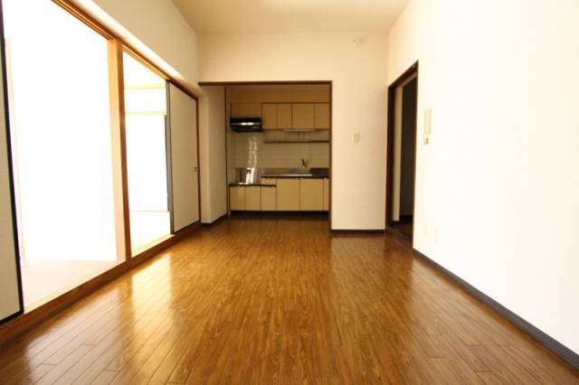 居室・リビング　洋室、和室ともに繋がっているリビング