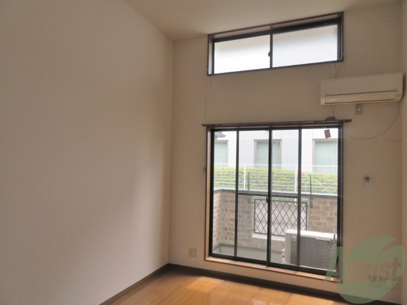 居室・リビング　陽が良く入ってくるのが分かります。暖かくて気持ちいいですね