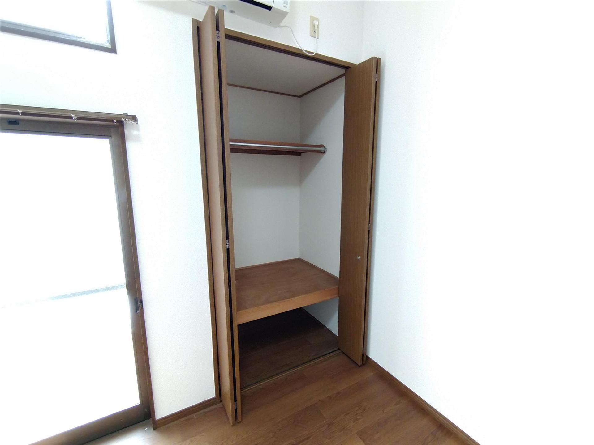 収納　棚板・ポールがついている収納です