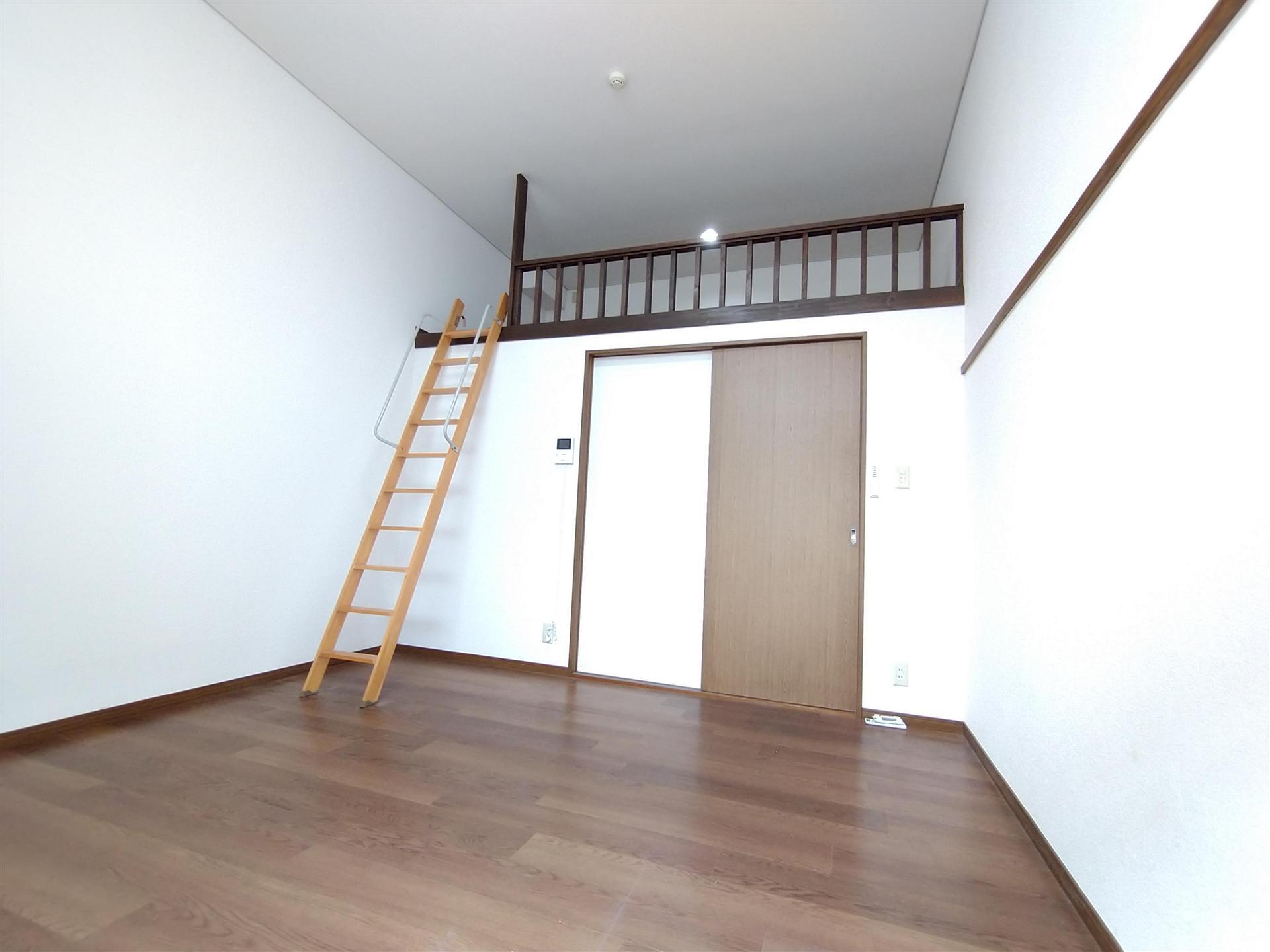 居室・リビング　ロフト付きで天井が高いので開放感があります