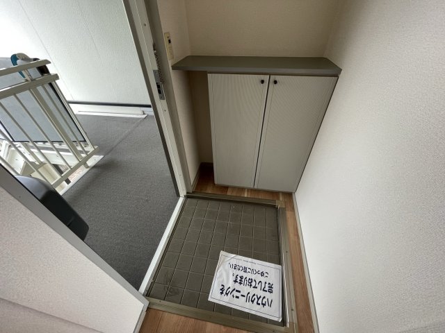 玄関　イメージとして同建物他部屋を表示しています