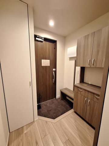 玄関　玄関にイス手すり付き