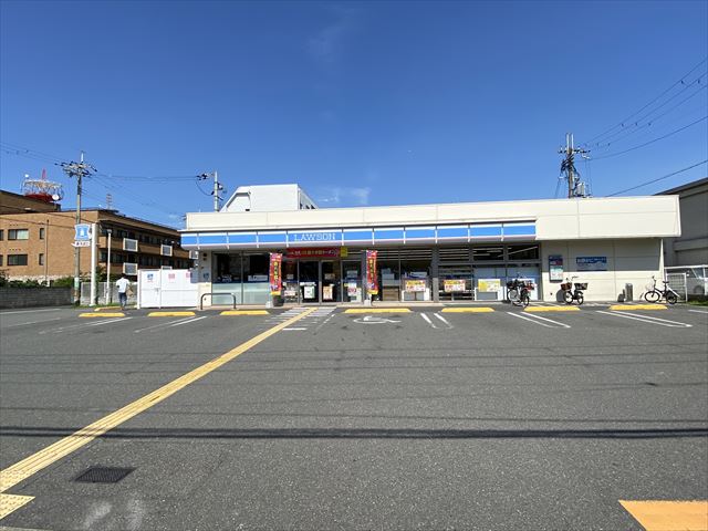 コンビニ　ローソン八尾光南町二丁目店（コンビニ）まで211m