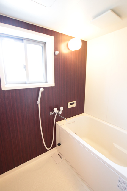 バス・シャワールーム　小窓あり！追い焚き機能付きのバスルーム！