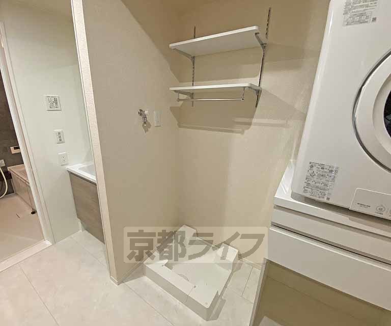 その他設備　便利な可変棚付きの洗濯機置き場です。