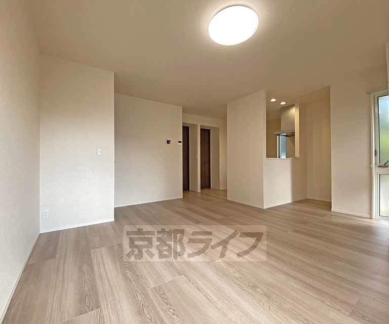 居室・リビング　コンビニ・ドラッグストアが徒歩２分、スーパー徒歩３分の...