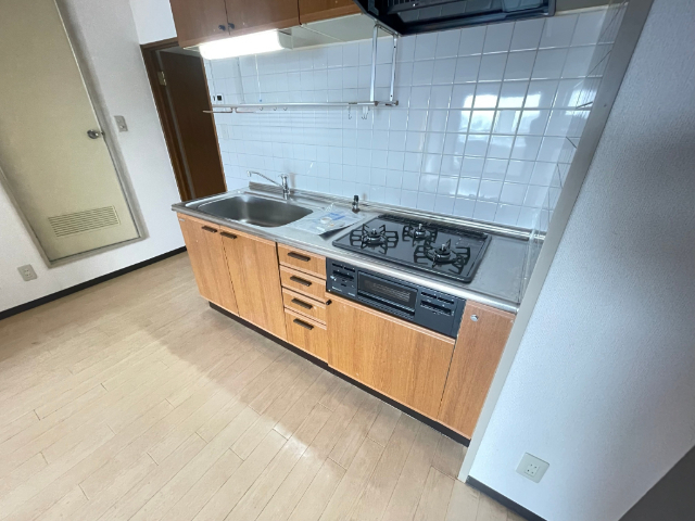 キッチン　シンク広め、３口ガスコンロ、魚焼きグリル付き