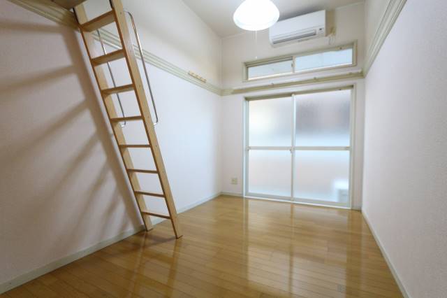 居室・リビング　１０３号室の写真です。