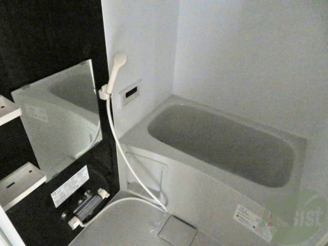 バス・シャワールーム　バスルームは狭すぎず、シャワーも浴びやすそうです。