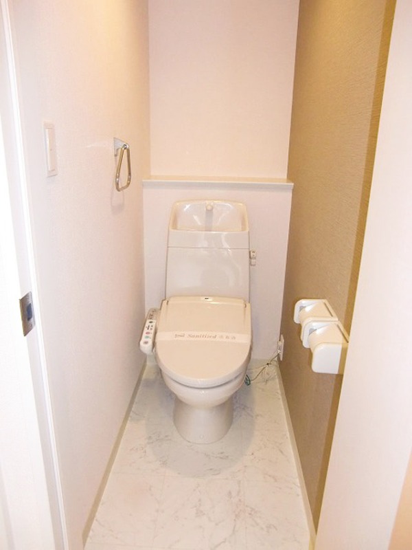 トイレ　温水洗浄便座付き♪
