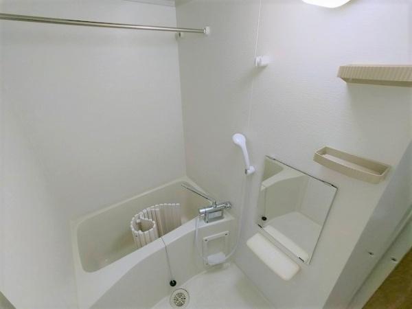 バス・シャワールーム　キレイにリフォームされています！