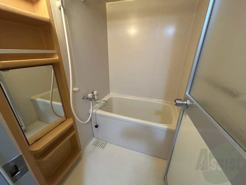 バス・シャワールーム　バスルームは狭すぎず、シャワーも浴びやすそうです。