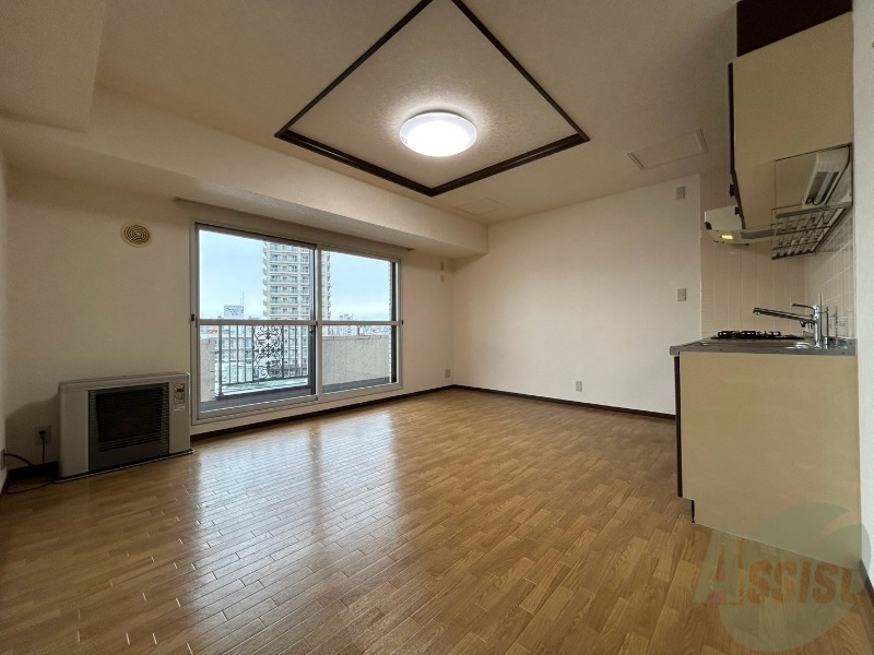 居室・リビング　白さが清潔感を出してくれます。お部屋も明るいですね。