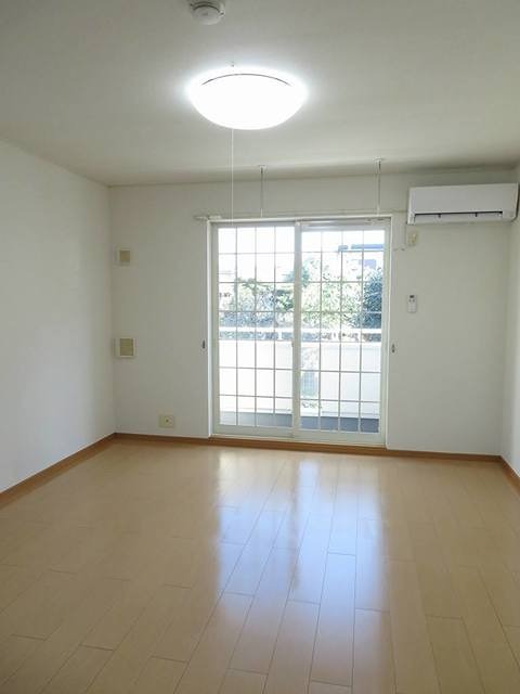 居室・リビング　エアコン完備の室内です。